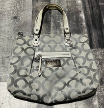 Load image into Gallery viewer, Coach grey purse
