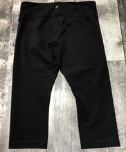 Load image into Gallery viewer, lululemon black capri leggings - Hers size 8
