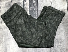 Load image into Gallery viewer, lululemon green cropped leggings - Hers size 4
