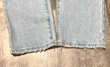 Load image into Gallery viewer, Levi’s light blue mid rise straight leg ripped jeans - Hers size 27
