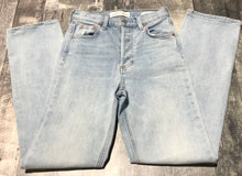 Load image into Gallery viewer, Denim Forum light blue high rise straight leg - Hers size 25
