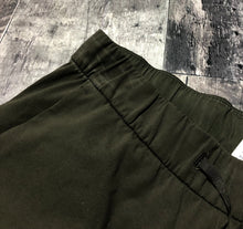 Load image into Gallery viewer, lululemon dark green pants - Hers size 8
