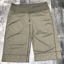 Load image into Gallery viewer, lululemon green capris - Hers size approx S
