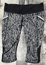 Load image into Gallery viewer, lululemon black/white cropped leggings - Hers size 10
