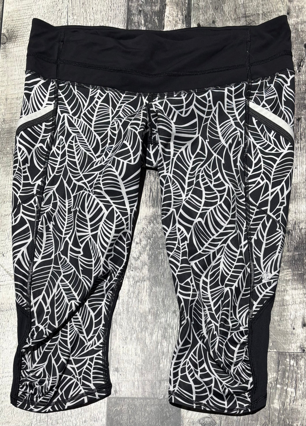 lululemon black/white cropped leggings - Hers size 10