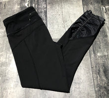 Load image into Gallery viewer, lululemon black mid rise leggings - Hers size 6
