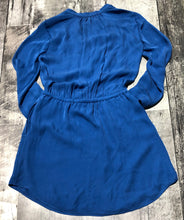 Load image into Gallery viewer, Babaton blue long sleeve 100% silk dress - Hers size XXS
