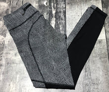 Load image into Gallery viewer, lululemon white/black leggings - Hers size 6
