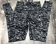 Load image into Gallery viewer, lululemon black/white high rise leggings - Hers size 4
