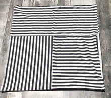 Load image into Gallery viewer, lululemon black/white multi scarf
