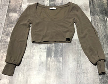 Load image into Gallery viewer, Babaton olive crop long sleeve - Hers size XS

