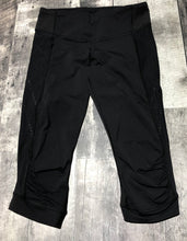 Load image into Gallery viewer, lululemon black capri leggings - Hers size 6
