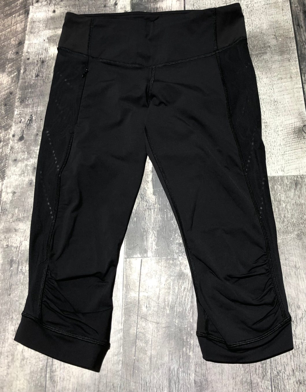 lululemon black capri leggings - Hers size 6