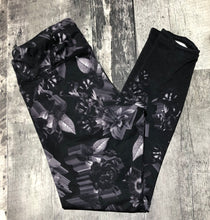 Load image into Gallery viewer, Nike black/purple cropped leggings - Hers size S
