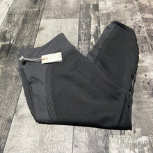 Load image into Gallery viewer, Good American grey capris - Hers size 7/8
