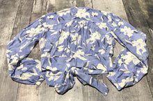 Load image into Gallery viewer, Joe Fresh blue/off white crop button up long sleeve - Hers size S
