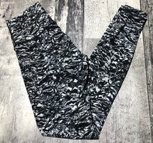 Load image into Gallery viewer, lululemon black/white high rise leggings - Hers size 4
