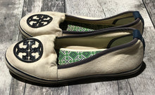 Load image into Gallery viewer, Tory Burch cream/black flats - Hers size 8
