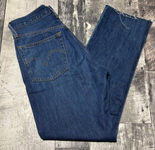 Load image into Gallery viewer, Levi’s blue high rise cropped jeans - Hers size 25
