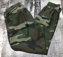 Load image into Gallery viewer, TNA green/light green camp pants - Hers size 4

