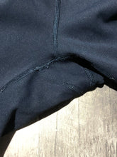 Load image into Gallery viewer, lululemon navy crop leggings - Hers size 6
