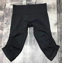 Load image into Gallery viewer, lululemon black cropped capri leggings - Hers size 6
