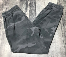 Load image into Gallery viewer, TNA grey camo mid rise joggers - Hers size XS

