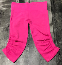 Load image into Gallery viewer, lululemon hot pink capri leggings - Hers size 6
