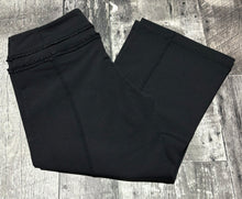 Load image into Gallery viewer, lululemon black capris - Hers size
