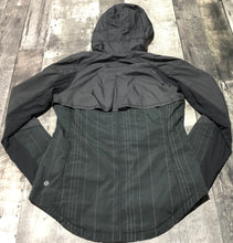 Load image into Gallery viewer, lululemon black/white light jacket - Hers size 4
