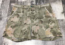 Load image into Gallery viewer, Hei Hei green/light brown mid rise shorts - Hers size 29
