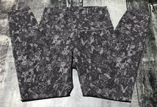 Load image into Gallery viewer, lululemon grey/light grey leggings - Hers size 6
