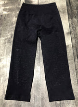 Load image into Gallery viewer, lululemon navy crop leggings - Hers size 4
