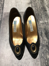 Load image into Gallery viewer, Arnold Churgin black/gold heel - Hers size 5.5
