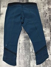 Load image into Gallery viewer, lululemon teal cropped leggings - Hers size 4
