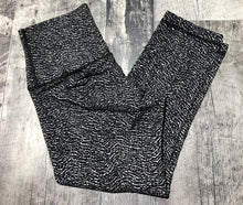Load image into Gallery viewer, lululemon black/white high rise cropped leggings - Hers size 6
