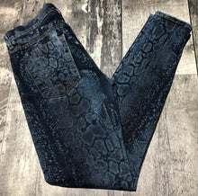 Load image into Gallery viewer, Hudson blue/dark blue mid rise skinny jeans - Hers size 29

