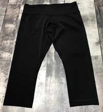Load image into Gallery viewer, lululemon black capri leggings - Hers size 8
