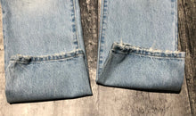 Load image into Gallery viewer, Levi’s light blue mid rise straight leg ripped jeans - Hers size 27
