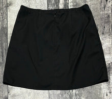 Load image into Gallery viewer, Sunday Best black skirt - Hers size 6
