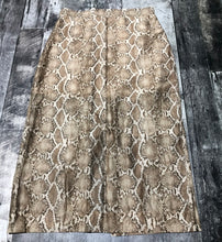 Load image into Gallery viewer, H&amp;M light brown/beige sheer skirt - Hers size 8
