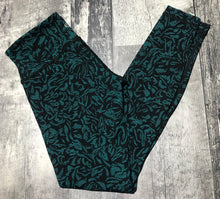 Load image into Gallery viewer, lululemon black/teal mid rise cropped leggings - Hers size 4

