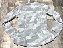 Load image into Gallery viewer, lululemon light grey/grey long sleeve - Hers size 4
