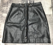 Load image into Gallery viewer, Brunette black fake leather short skirt - Hers size XS
