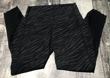 Load image into Gallery viewer, lululemon black/grey crop leggings - Hers size 6
