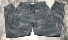 Load image into Gallery viewer, TNA grey camo mid rise joggers - Hers size XS
