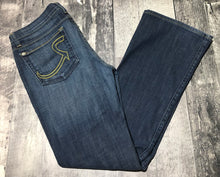 Load image into Gallery viewer, Rock &amp; Republic dark blue low rise flare jeans - Hers size 30
