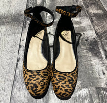Load image into Gallery viewer, Vince Camuto black/orange flats - Hers size 7.5
