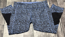 Load image into Gallery viewer, lululemon blue/black cropped leggings - Hers size 10
