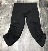 Load image into Gallery viewer, lululemon dark grey cropped leggings - Hers size 4
